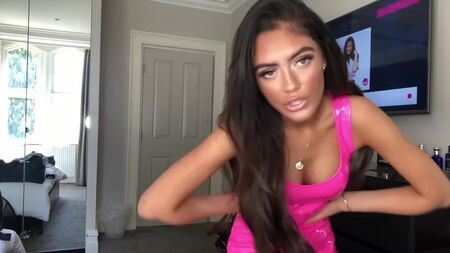 La youtuber Roxana Rosu in un abito rosa in PVC