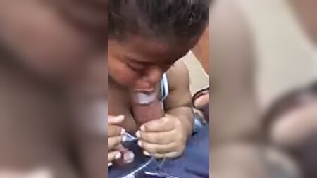 Una nana di colore con culo e tette enormi che cavalca e succhia un cazzo nero