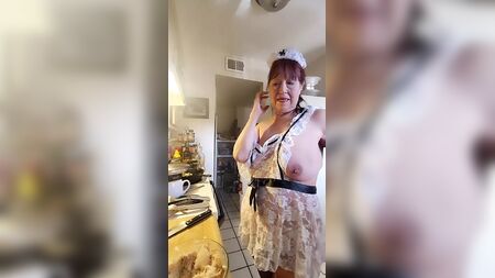La nonna con il mio grembiule sexy di pizzo che cucina gamberetti e grits