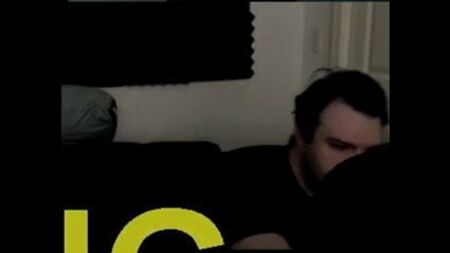 DarksydePhil (Philip Paul Burnell) si masturba il suo pisellino