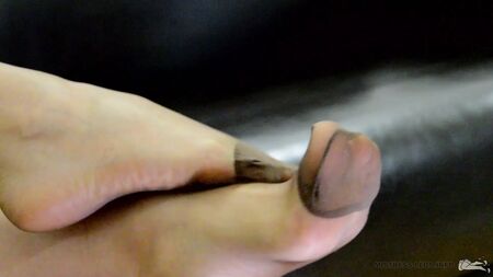 Le gambe della padrona in collant con punta rinforzata