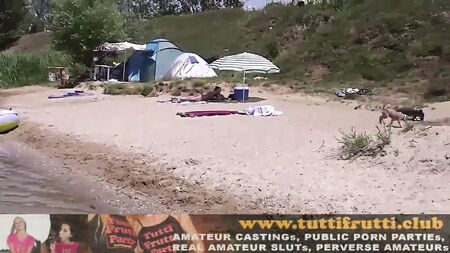 Orgia in una spiaggia per nudisti