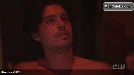 Gli addominali scolpiti di Cole Sprouse