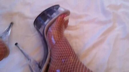 Piedi bianchi, unghie trasparenti, tacchi alti Pleaser, calze
