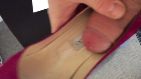 eiaculazione rapida nei suoi tacchi rosa di Jimmy Choo