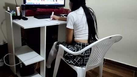 Aiutare una bella studentessa diciottenne con i compiti di educazione sessuale: un insegnante pervertito