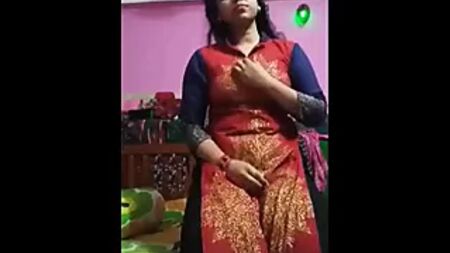 Una bhabhi dell'Assam bengalese si masturba con le dita per il suo amante