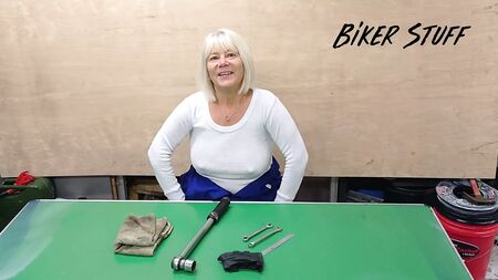 Articoli per motociclisti alla moda di Youtuber - Slot machine su camicia bianca