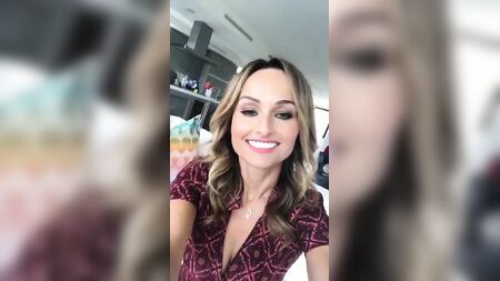 Giada De Laurentiis in top scollato nel video 02