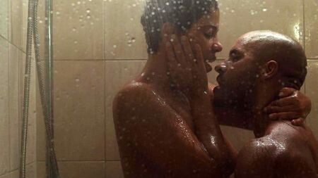 Sanaa Lathan nuda mentre fa sesso sotto la doccia su ScandalPlanet.Com