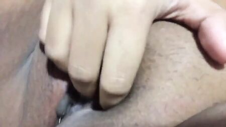 Ragazza che si masturba il clitoride