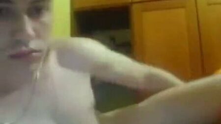 Un ragazzo albanese in webcam