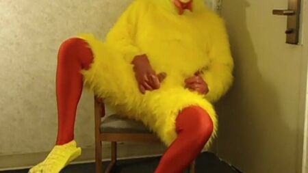 Costume da pollo su una sedia