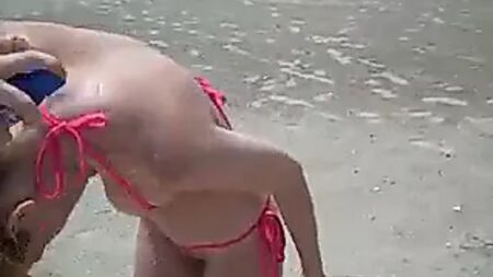Bethanie Skye in un bikini che non le copre la figa!