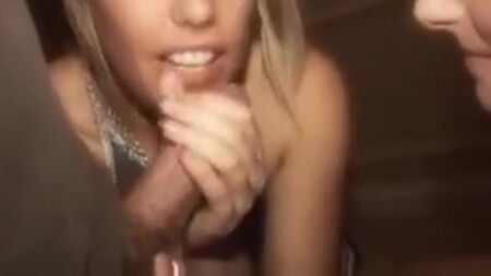 Due ragazze britanniche sexy si dividono un cazzo e si scambiano lo sperma