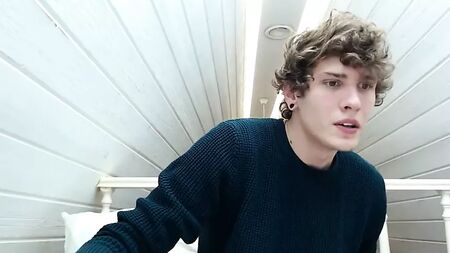 un bel ragazzo dai capelli ricci viene