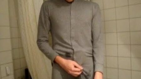 Un ragazzo che si masturba in pigiama