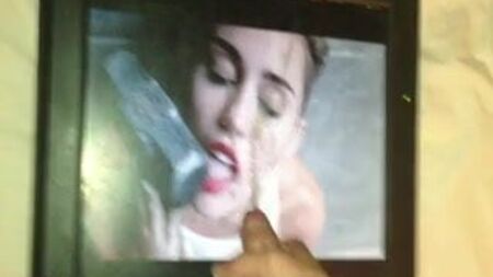 Gif in omaggio a "Wrecking Ball" di Miley Cyrus