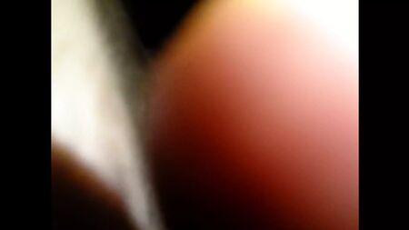 Divertimento al glory hole in una sauna gay
