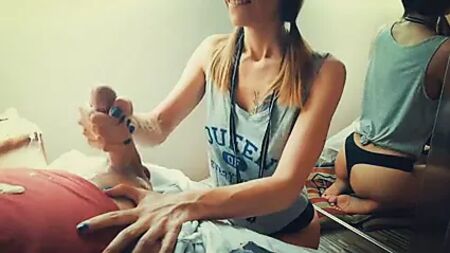 Una fantastica sega fatta dalla mia ragazza con eiaculazione
