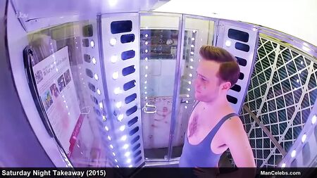 Il rigonfiamento evidente dei pantaloni della celebrità maschile Olly Murs durante un reality show