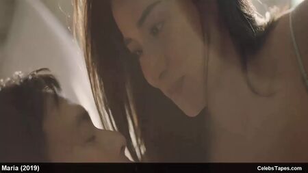 La sexy celebrità Cristine Reyes nuda sotto la doccia