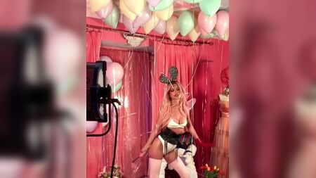 Emily Ratajkowski in un sexy costume da coniglietta, con un capezzolo che fa capolino