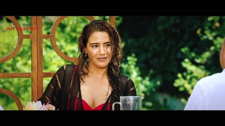 Ezgi Esma Krklu - Che il capo non lo venga a sapere 2019