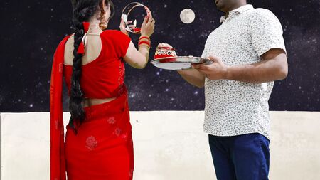 Speciale Karva Chauth: la neo-sposa Priya ha avuto il suo primo rapporto sessuale durante il Karva Chauth e ha fatto un pompino all'aperto, in un hindi chiaro
