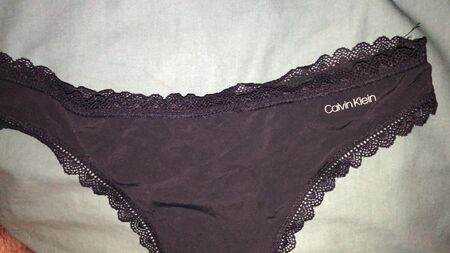 Sperma su un tanga Calvin Klein in rete blu setosa
