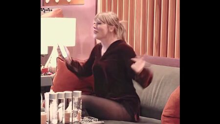 Taylor Swift che salta sul divano