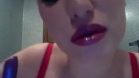 Una donna sexy che si mette il rossetto