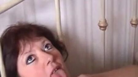 Donne mature in calze e stivali con dildo