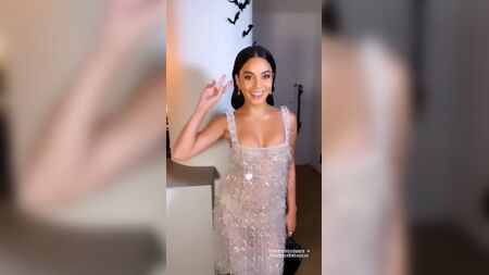 La scollatura di Vanessa Hudgens con il suo nuovo seno prosperoso in un abito sexy