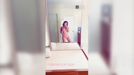 Il sexy selfie allo specchio di Ashley Tisdale in bikini rosa