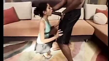 Una ragazzina si becca un grosso cazzo nero