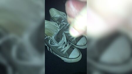 Sperma sulle Converse alte grigie da ragazza