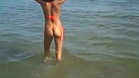 Una ragazza di 18 anni in un bikini con perizoma trasparente!