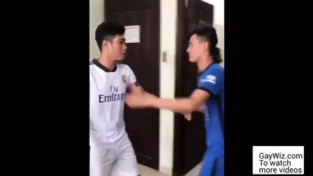 Due asiatici in tenuta da calcio fanno sesso
