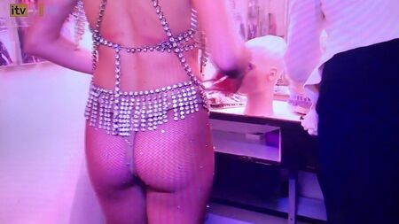 Amanda Holden mostra il sedere