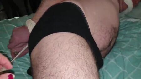 Uomo legato a gambe e mani