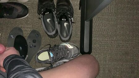 Ragazze sexy in tenuta da palestra con scarpe da ginnastica sudate
