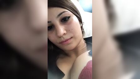 Una ragazza turca che si mette in mostra