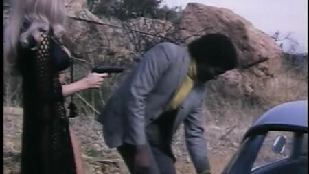 Dobie Gray strappa la maglietta a Robyn Hilton in *Mean Mother* (1974)