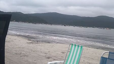 Angelica, una milf in bikini a perizoma, si mette in mostra sulla spiaggia