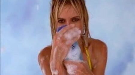 Il divertimento con il flacone di shampoo di Heidi Klum