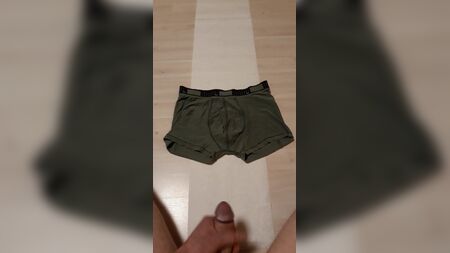 Il ragazzo si sborra addosso mentre indossa le mutande Puma