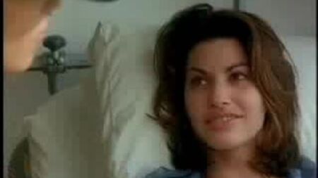 Le showgirl Elizabeth Berkley e Gina Gershon si baciano