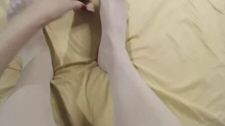 Giochi erotici legati al feticismo dei piedi con un sex toy