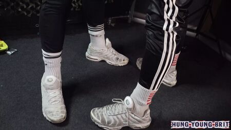 Un ragazzo olandese che assomiglia a Max Verstappen, con indosso scarpe Nike TN e una tuta, si masturba di nascosto e viene